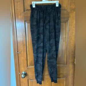 Lululemon black camo joggers Size 6
